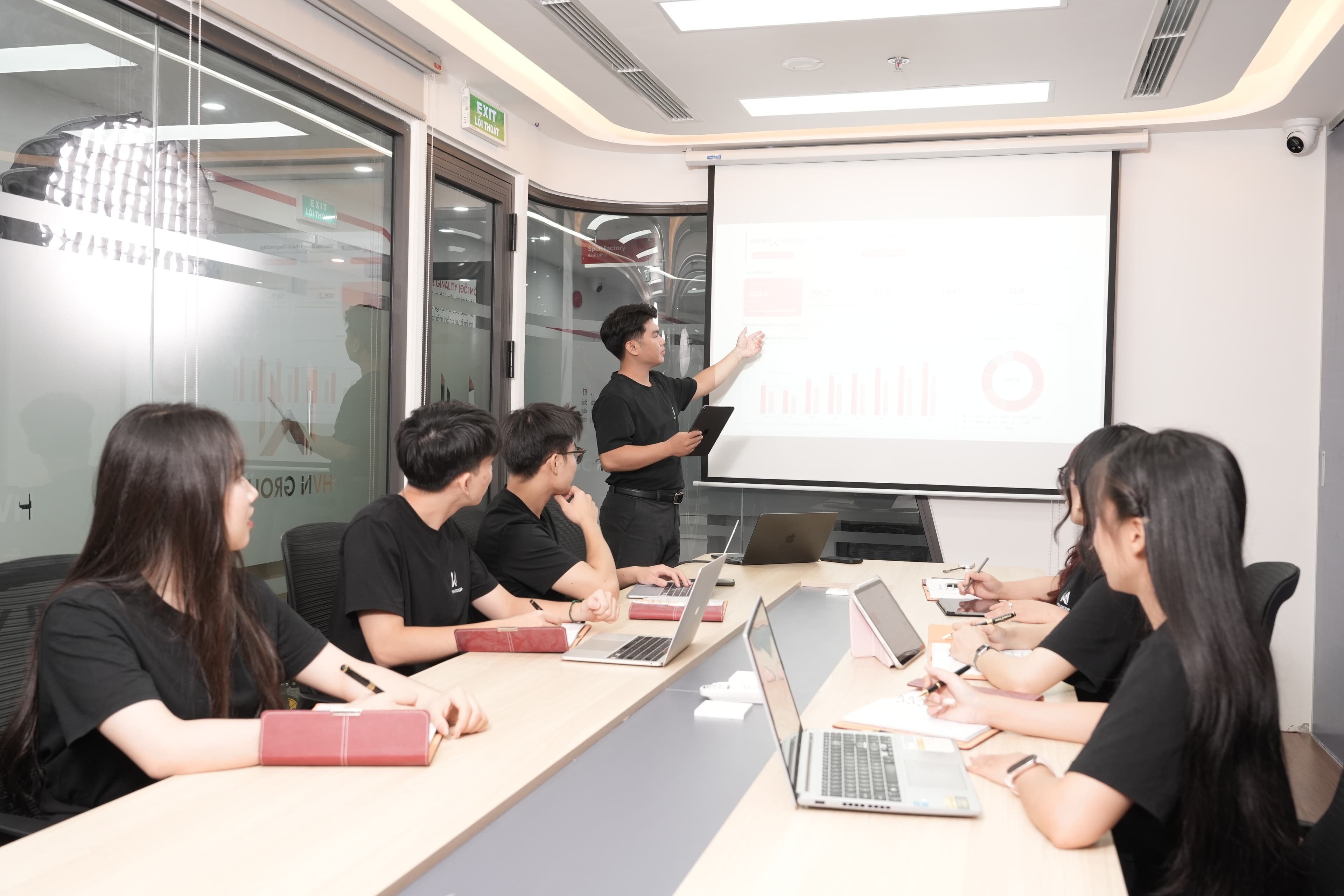Đội kỹ thuật HVN Group trong buổi đào tạo triển khai